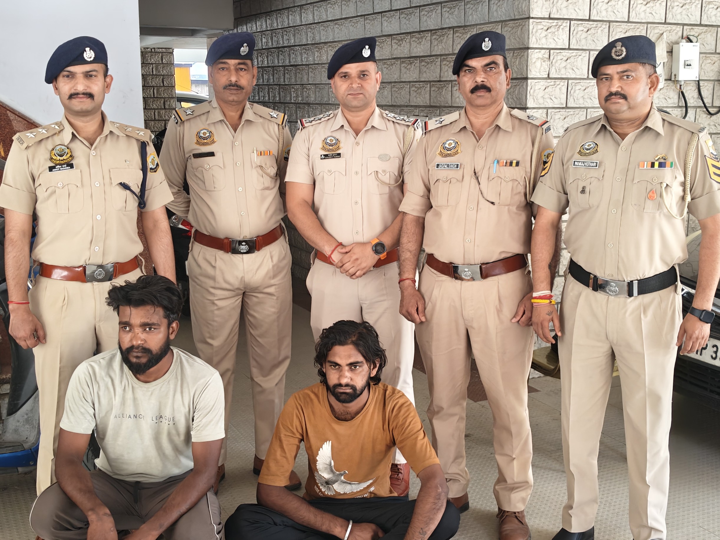 पुलिस की गिरफ्त में आरोपी।