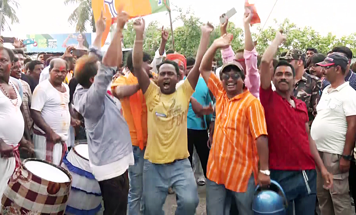 भाजपा समर्थकों ने सड़क पर ढोल बाजकर जश्न मनाया।