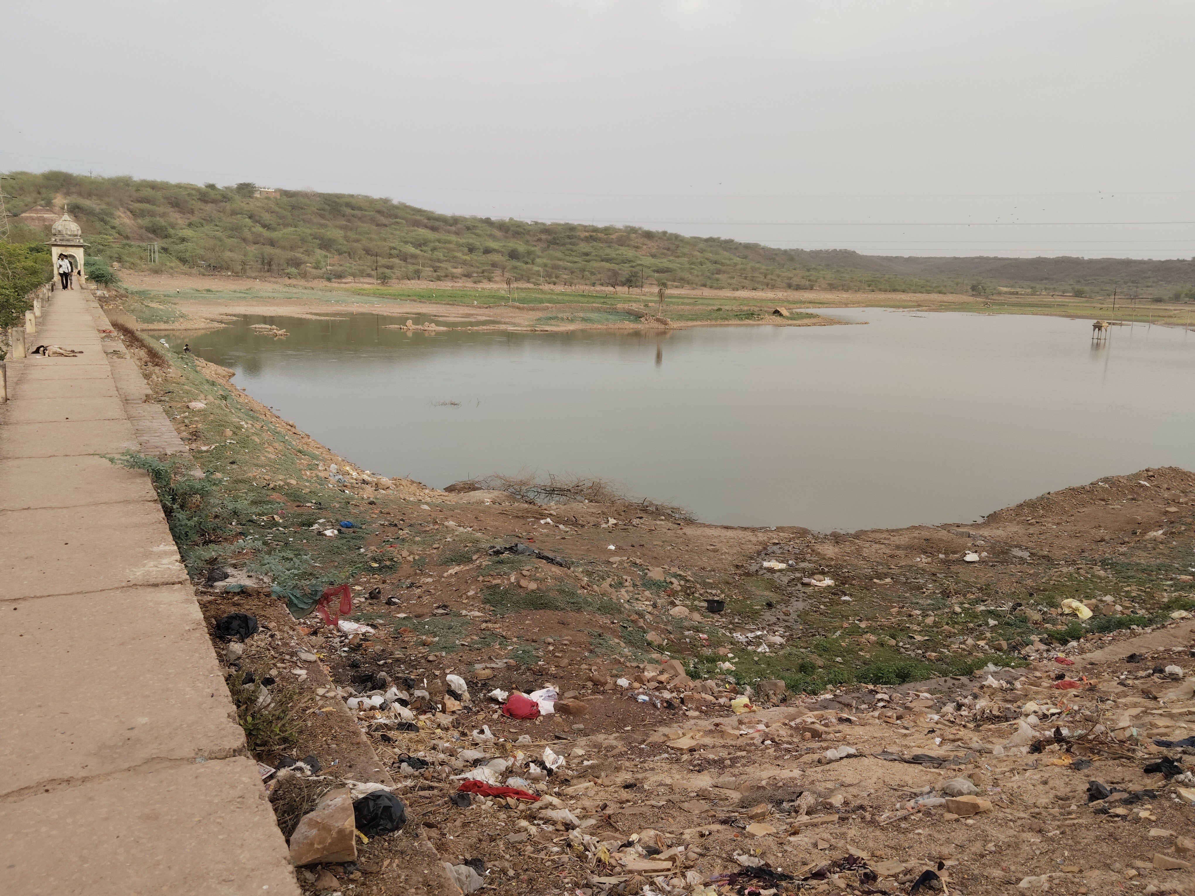 Sabhalgarh Rani Talab Incomplete | Lighting Pending, Garbage Pile-Up