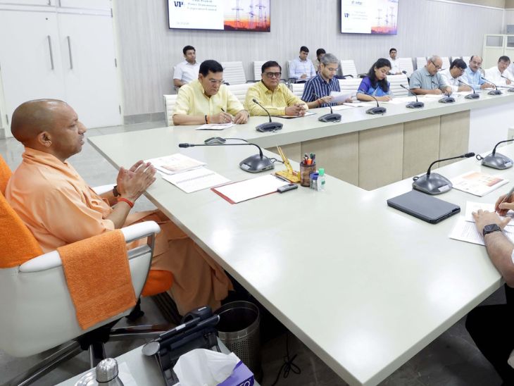 योगी ने प्रदेश की बढ़ती विद्युत मांग को देखते हुए ट्रांसमिशन नेटवर्क को और अधिक मजबूत, आधुनिक और भरोसेमंद बनाने के निर्देश दिए।