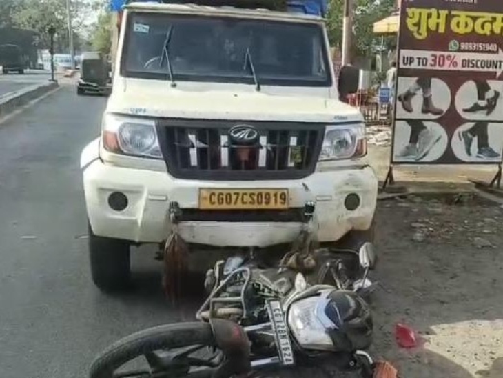 बाइक पिकअप के सामने हिस्से में फस गई