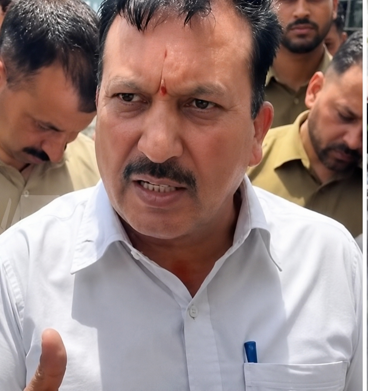 घटना की जानकारी देते हुए HRTC कर्मचारी नेता।