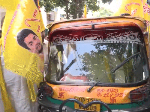 मंत्री के साथ उनकी पार्टी के विधायक भी मौजूद थे।
