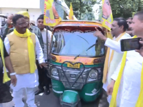 मंत्री ओम प्रकाश राजभर ने पार्टी दफ्तर से अपने सरकारी आवास तक ऑटो चलाया।