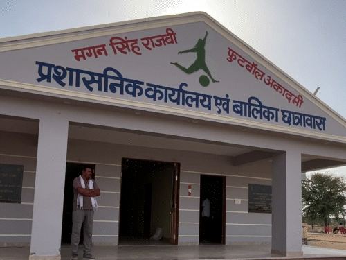 फुटबॉल कोच विक्रम सिंह राजवी ने अपनी जमीन बेच कर हॉस्टल और ग्राउंड तैयार करवाया।