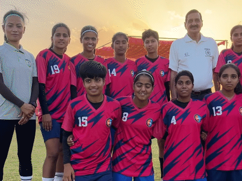 तस्वीर, उन बच्चियों की हैं, जो घर की चारदीवारी से बाहर निकल कर फुटबॉल के मैदान तक पहुंचीं।