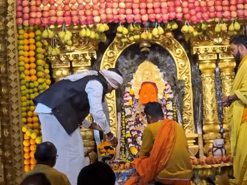 नवरात्री पूजा के दौरान राज बैगा आदिवासी पद्धिति से पूजा करते हुए