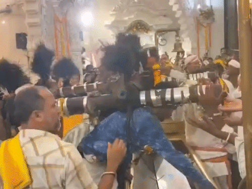 गर्भगृह में प्रवेश करते हुए आंगादेव जिसे ले कर भी विवाद हुआ था