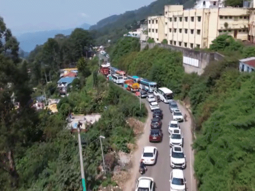 तमिलनाडु के कोडाइकनाल हिल स्टेशन में रविवार को पर्यटकों की इतनी भीड़ उमड़ी कि सड़क पर गाड़ियों की लंबी कतारें लग गईं।