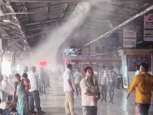 छत्तीसगढ़ के बिलासपुर रेलवे स्टेशन पर वाटर मिस्ट सिस्टम लगाया गया है। इससे पानी की हल्की फुहारें छोड़ी जा रही है, जिससे यात्रियों को ठंडक मिले।