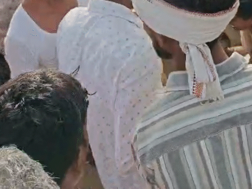 बाघ के हमले के बाद परिवार और वन विभाग की टीम के बीच बहस।