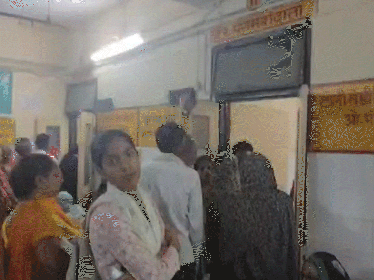 हाथरस में भीषण गर्मी का प्रकोप जारी है। अस्पतालों में उल्टी-दस्त, पेट दर्द और बुखार के मरीज बढ़ गए हैं। जिला अस्पताल की ओपीडी और इमरजेंसी वार्ड में हीटस्ट्रोक के 200 मरीज पहुंचे।