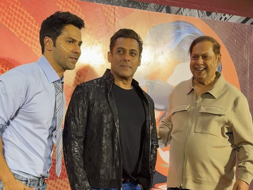 Varun Dhawan and David Dhawan posed with Salman.