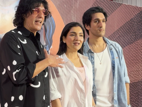 Chunky Pandey got the photo clicked with Govinda's children.