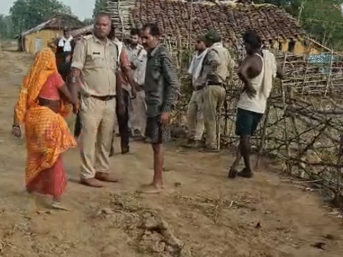 वन विभाग की टीम मौके पर पहुंची. वे ग्रामीणों को समझा रहे हैं.