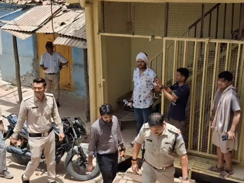 सूचना पाकर पुलिस मौके पर पहुंची और मजदूरों को भी बुलाया गया।