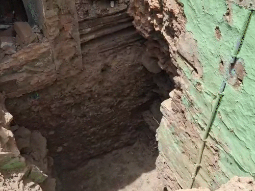 एक घर का निर्माण करते समय मजदूरों को खुदाई के दौरान एक पीतल की प्लेट मिली।