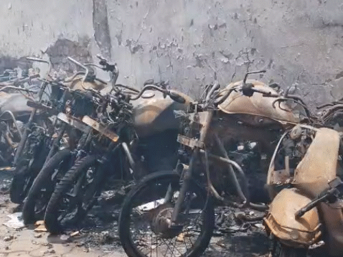 आग की चपेट में आने से 43 नई-पुरानी बाइक जलकर पूरी तरह राख हो गई।
