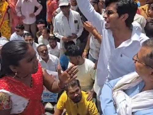 कांग्रेस पार्षदों के नेतृत्व में रहवासियों ने उग्र प्रदर्शन और चक्काजाम किया।