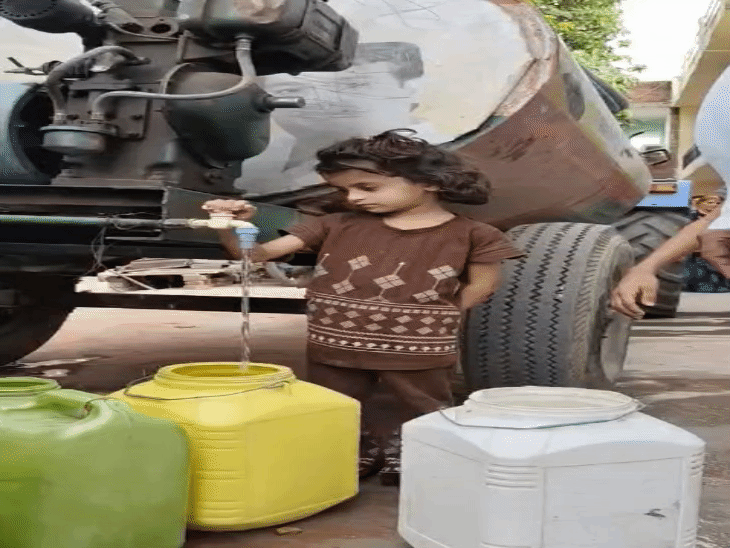यहां तक कि बच्चे भी पानी के लिए टैंकर के सामने लाइन में लग जाते हैं.