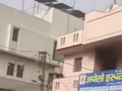 पूर्व स्वास्थ्य मंत्री की पत्नी और मां पड़ोसी के घर की छत से नीचे उतरते हुए।