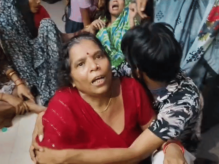 मृतक के परिजन अस्पताल में रोते-बिलखते रहे.