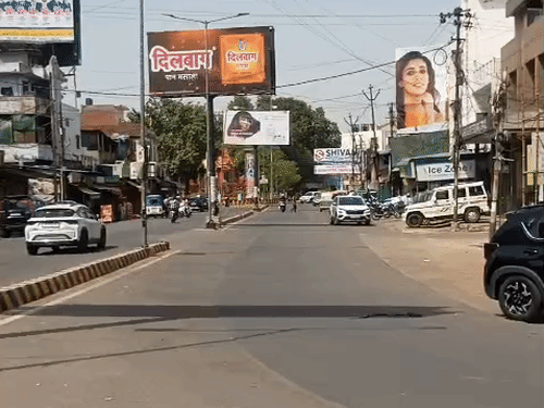 भीषण गर्मी के चलते मोतीझील जाने वाली व्यस्त सड़क पर दिन में सन्नाटा दिखा। - Dainik Bhaskar