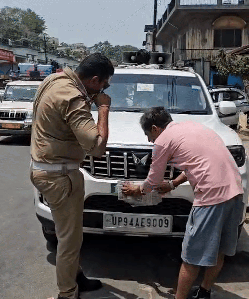 पुलिस ने कार की नंबर प्लेट के ऊपर लिखे 'विधायक' शब्द को भी ढकवा दिया.