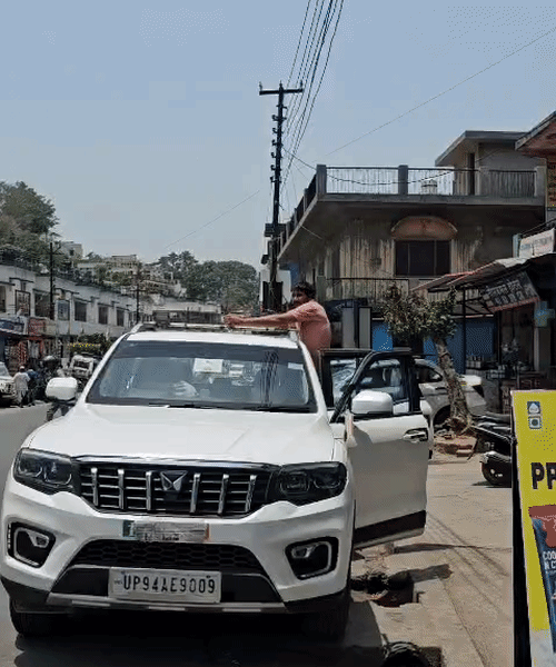 ट्रैफिक पुलिस ने स्कॉर्पियो से हूटर भी उतार दिया.
