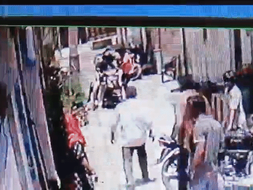 स्कूटी पर काफी जद्दोजहद कर अंजलि को बैठाते देख मोहल्ले वालों ने कुछ इमरजेंसी समझी। किसी ने अंजलि के घिसट रहे पैर को स्कूटी पर रखने में मदद की तो किसी ने रास्ते में खड़ी बाइक को हटाया।