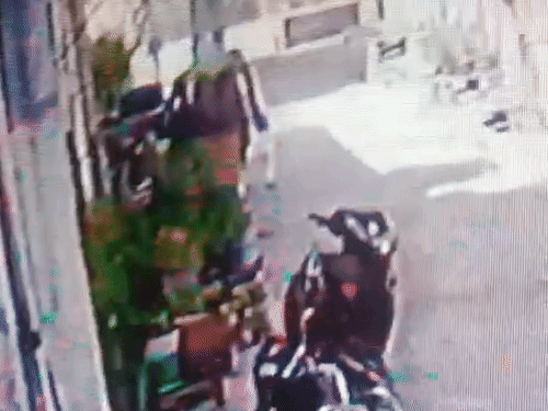 दूसरे CCTV में दिख रहा कि अंजलि के शव को ले जाने के कुछ देर बाद नर्स जैसे ड्रेस में एक महिला सूफियान के कमरे पर आती है।