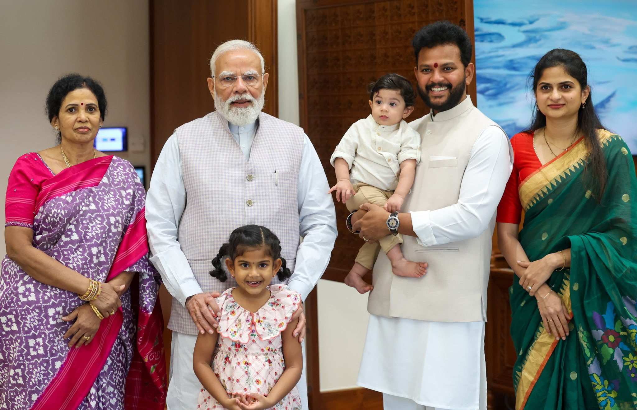 पीएम मोदी के साथ राम मोहन की फैमिली फोटो।