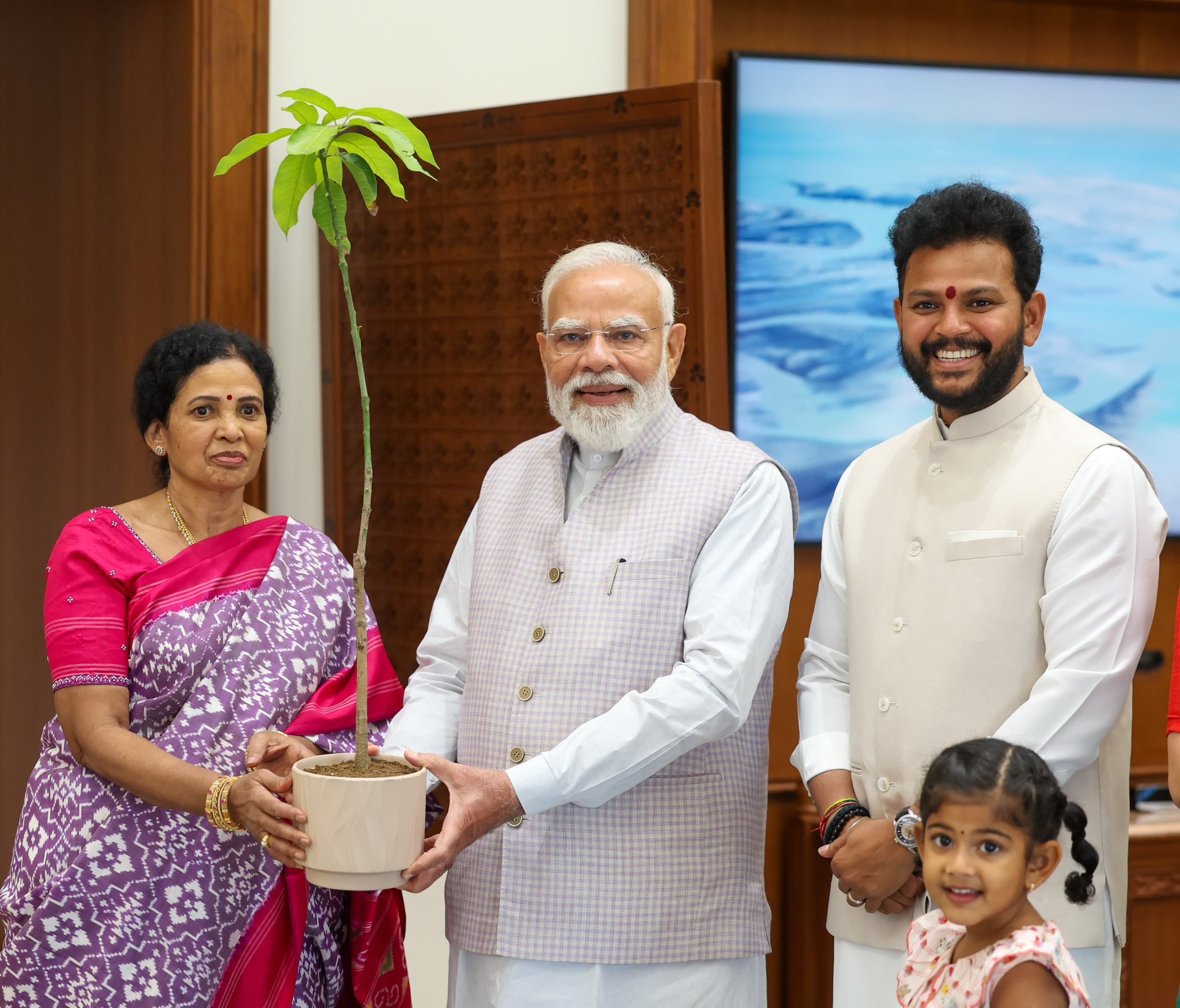 राम मोहन नायडू की मां ने प्रधानमंत्री को एक पौधा गिफ्ट किया।