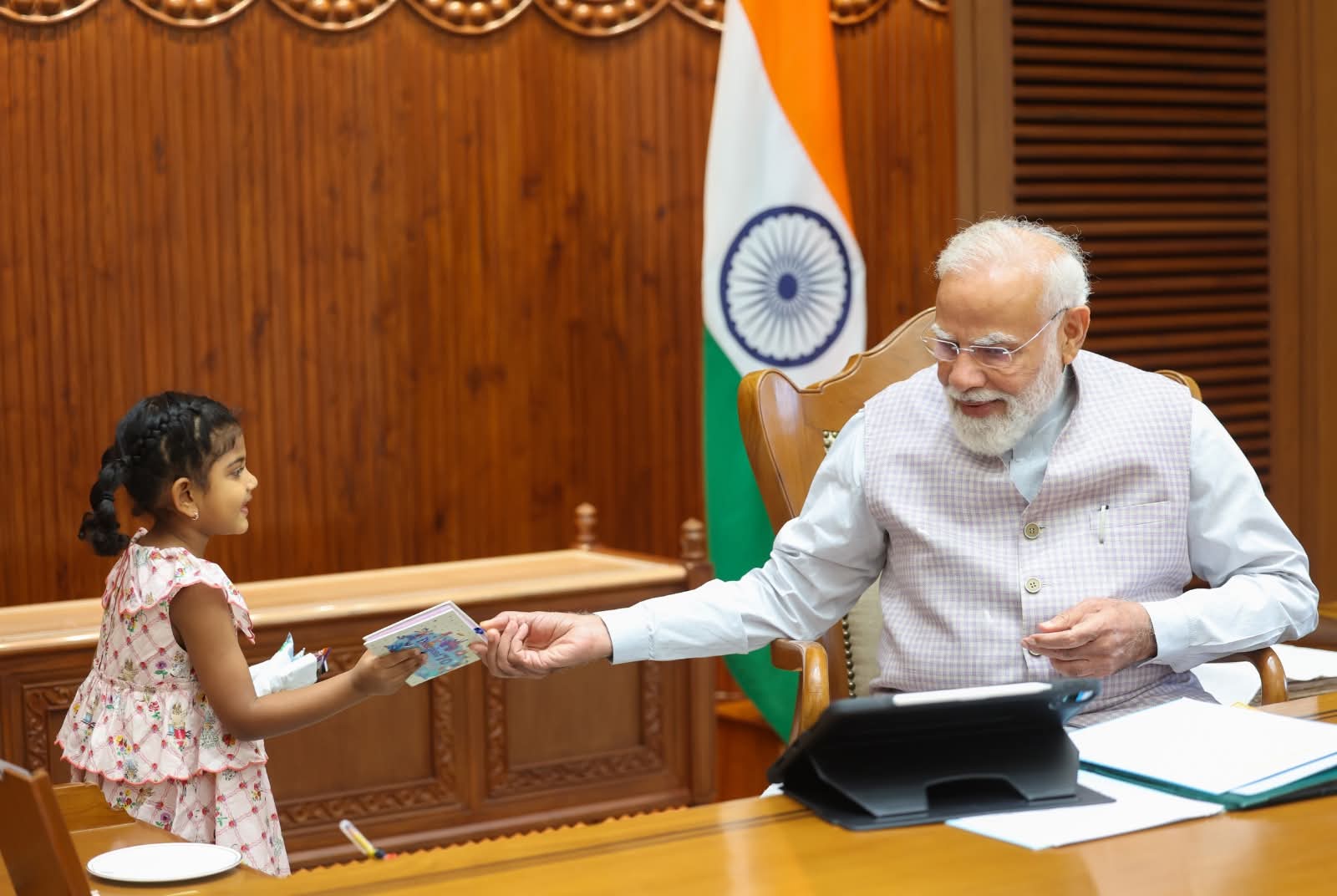 पीएम ने राम मोहन की बेटी को कॉपी दी।