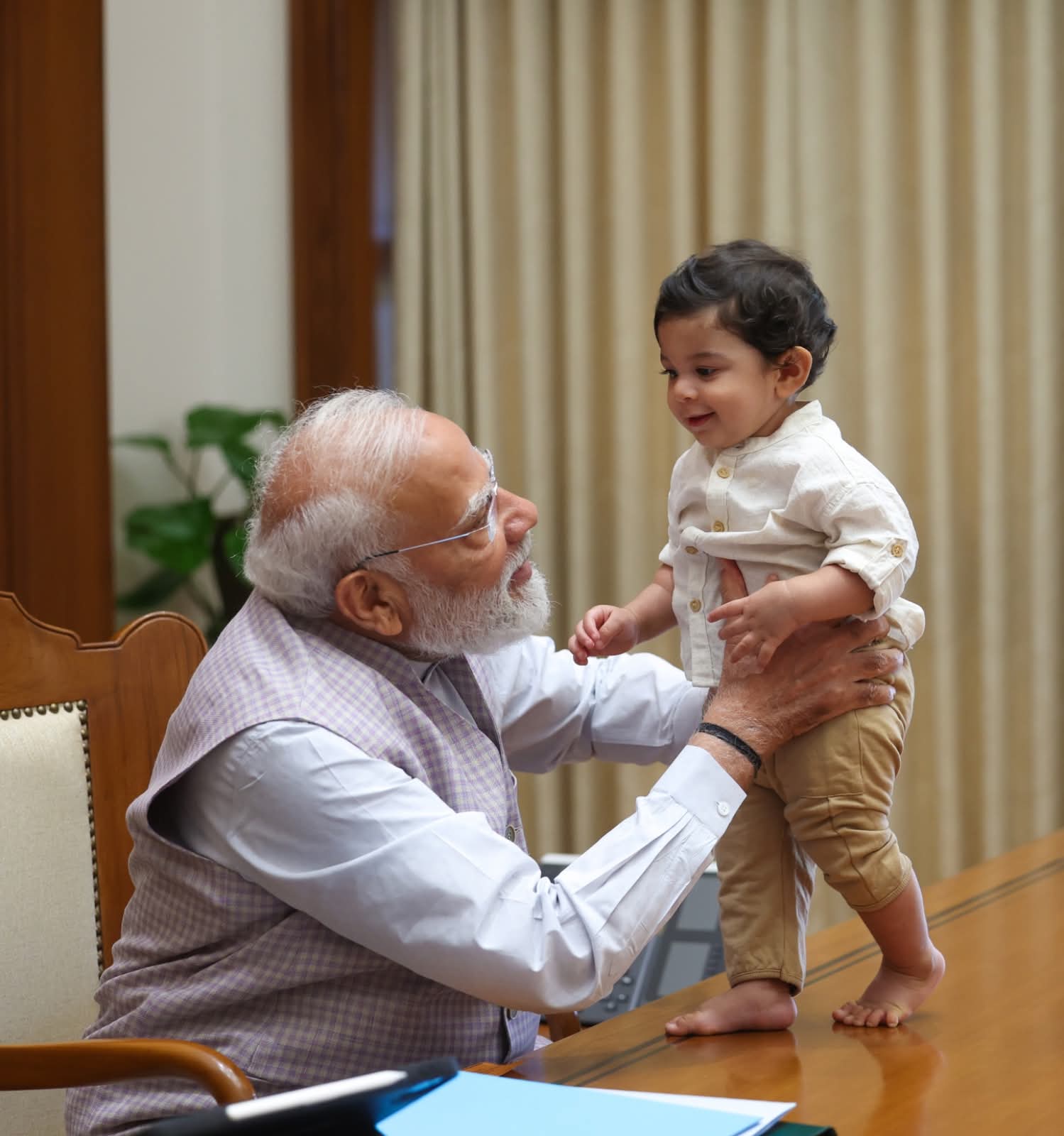 पीएम ने सेवा तीर्थ में मिलने आए राम मोहन नायडू के बेटे को दुलार किया।