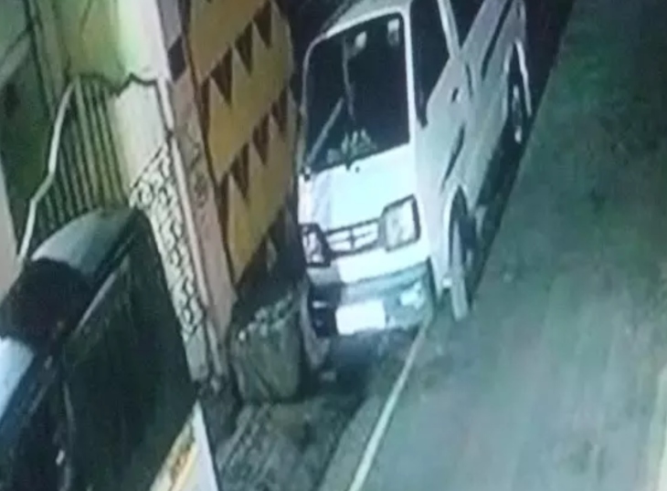 पुलिस सीसीटीवी कैमरों की मदद से आरोपियों की शिनाख्त में जुटी हुई है।