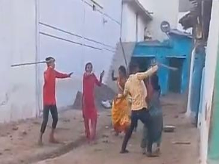 पानी को लेकर हुए विवाद में दोनों पक्षों में जमकर लाठी-डंडे चले।