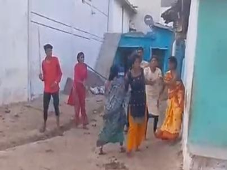 दोनों परिवारों के बीच लंबे समय से जमीन विवाद भी चल रहा है।