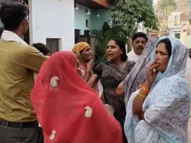 पानी को लेकर महिलाओं में झगड़े होते हैं।