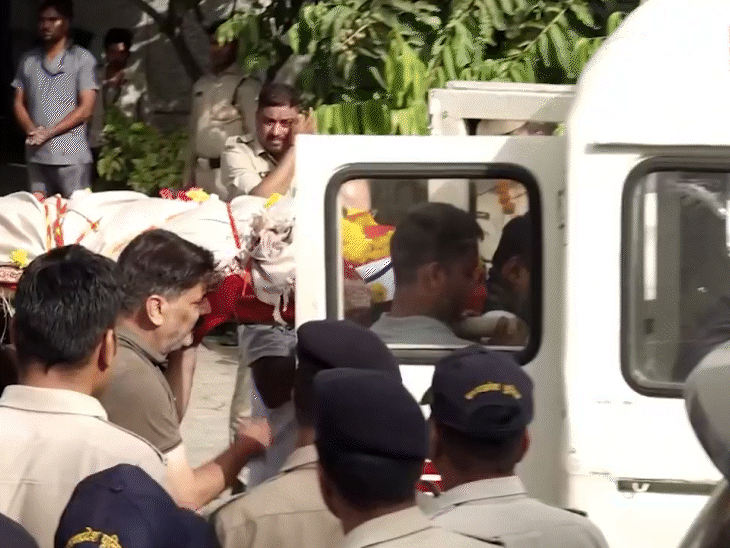 इस दौरान वहां भारी पुलिस फोर्स मौजूद रही।