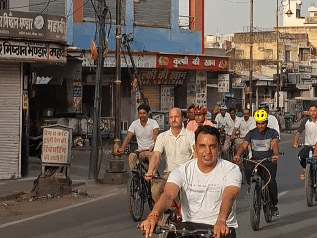 साइकिल चलाते हुए सीकर एसपी प्रवीण नायक(ब्लू टीशर्ट में)