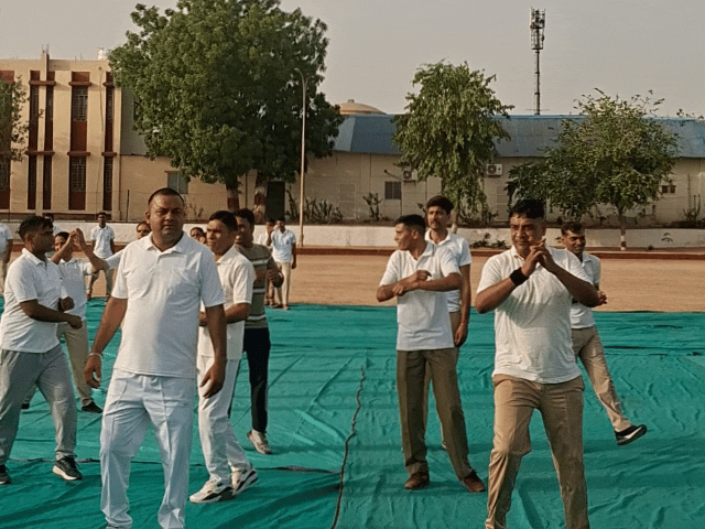 पुलिस लाइन में जुंबा करते हुए पुलिसकर्मी।