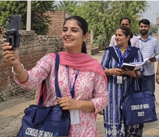 जनगणना के दौरान स्टाफ इस तरह की सेल्फी भी सोशल मीडिया पर शेयर कर रहा है।