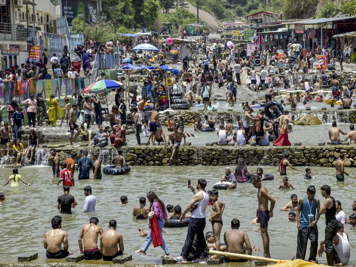 उत्तराखंड के देहरादून स्थित सहस्त्रधारा झरने में नहाने के लिए रविवार को लोगों की भीड़ उमड़ी।