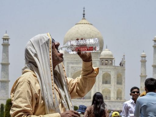 आगरा के ताजमहल में गर्मी के बीच एक बुजुर्ग पर्यटक पानी पीता नजर आया।