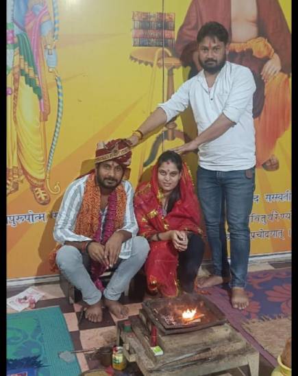 आरोपी दुल्हन की यह फोटो अपने असली पति के साथ।