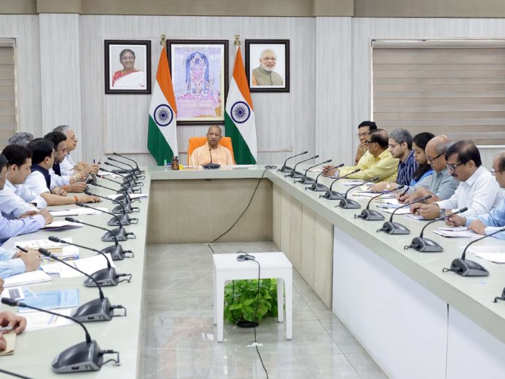 सीएम योगी ने ऊर्जा विभाग, पावर कॉरपोरेशन और सभी डिस्कॉम के अधिकारियों के साथ बड़ी बैठक की।