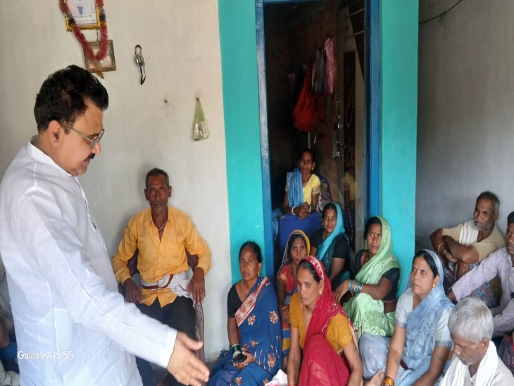 विधायक द्वारिकाधीश यादव ने मृतक शोकाकुल परिजनों से मुलाकात की।