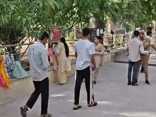 महिला कैंडिडेट्स को भी कड़ी जांच के बाद भी एंट्री दी गई। उनकी चुनरी, लेदर के प्रोडक्ट व अन्य सामान बाहर ही रखवा लिया गया।