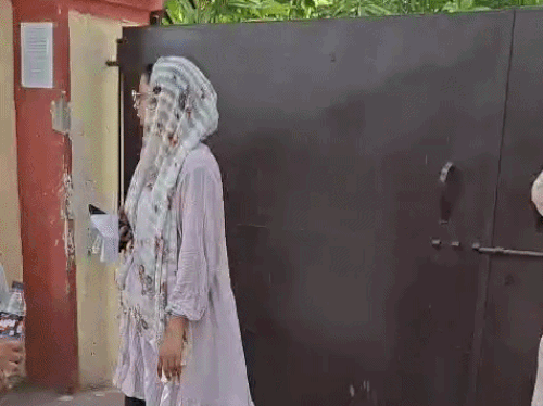 कानपुर से आई युवती करीब दस मिनट लेट हो गई। उसने काफी रिक्वेस्ट की, लेकिन उसे अंदर नहीं जाने दिया।